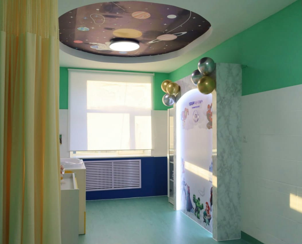 АӨСҮТ-ийн Хүүхдийн тасгийн тосон эмчилгээний өрөөг Green Gate International, Isispharma брендээс 12 сая төгрөгийн хөрөнгө оруулалтаар иж бүрэн тохижууллаа.