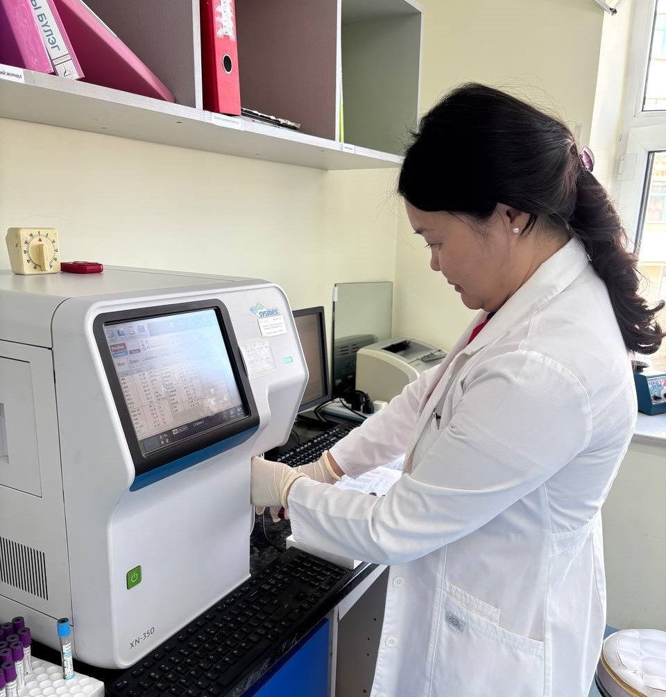 АӨСҮТ-ийн лабораторийн тасгийн их эмч А.Дулмаа "Шинжилгээ өгөхөд анхаарах зүйлс"-ийн талаар мэдээлэл хүргэж байна.