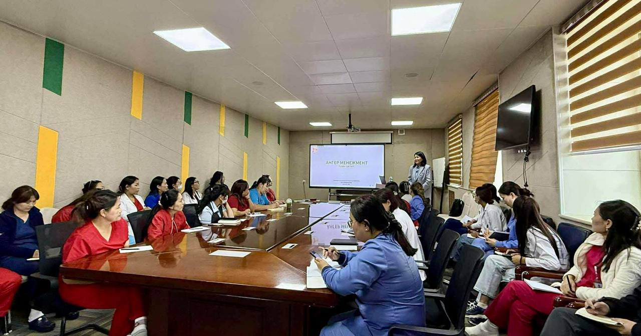 “АНГЕР МЕНЕЖМЕНТ” сэдвээр С.Энхжаргал /ангер менежментийн чиглүүлэгч/ төвийн ажилчдад сургалт явуулсан.